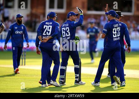 Der Engländer Jos Buttler (Mitte) feiert das Wicket des neuseeländischen Devon Conway (nicht abgebildet) beim vierten Metro Bank One Day International Match in Lord's, London. Bilddatum: Freitag, 15. September 2023. Stockfoto