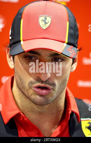 Singapur, Singapur. September 2023. Carlos Sainz Jr (ESP) Ferrari. 15.09.2023. Formel-1-Weltmeisterschaft, Rd 16, Singapur Grand Prix, Marina Bay Street Circuit, Singapur, Übungstag. Auf dem Foto sollte Folgendes stehen: XPB/Press Association Images. Quelle: XPB Images Ltd/Alamy Live News Stockfoto