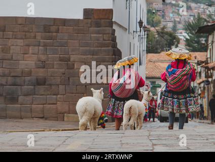 Nicht identifizierte Frauen, die auf der Straße von Cusco, Peru, heimisch sind. Stockfoto