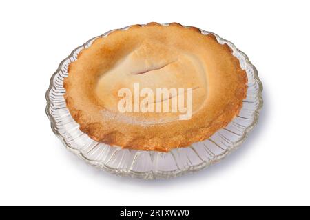 Studio-Aufnahme von einem ganzen Obstkuchen auf einer Glasplatte, die vor weißem Hintergrund ausgeschnitten wurde - John Gollop Stockfoto