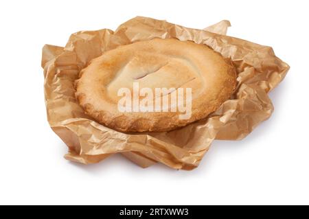 Studio-Aufnahme von einem ganzen Obstkuchen in Backpapier, ausgeschnitten auf weißem Hintergrund - John Gollop Stockfoto