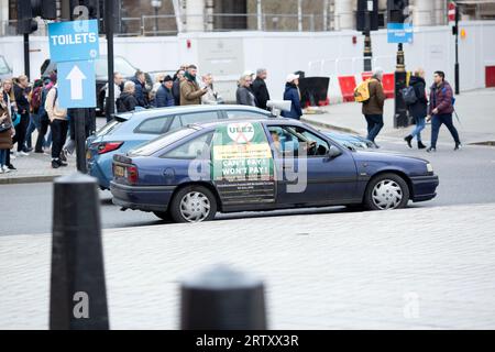 Piers Corbyn, Bruder von Jeremy Corbyn, wird während eines Protestes gegen die Erweiterung der Londoner Ultra-Low Emission Zone (ULEZ) in London gesehen. Stockfoto