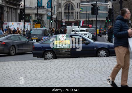 Piers Corbyn, Bruder von Jeremy Corbyn, wird während eines Protestes gegen die Erweiterung der Londoner Ultra-Low Emission Zone (ULEZ) in London gesehen. Stockfoto