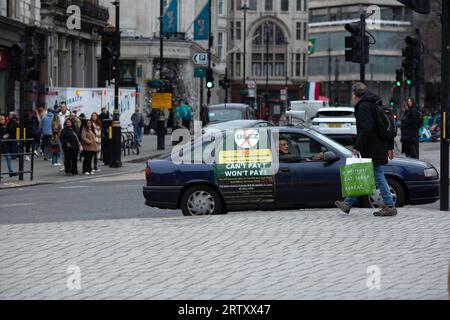 Piers Corbyn, Bruder von Jeremy Corbyn, wird während eines Protestes gegen die Erweiterung der Londoner Ultra-Low Emission Zone (ULEZ) in London gesehen. Stockfoto