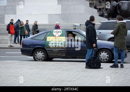 Piers Corbyn, Bruder von Jeremy Corbyn, wird während eines Protestes gegen die Erweiterung der Londoner Ultra-Low Emission Zone (ULEZ) in London gesehen. Stockfoto