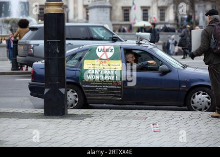 Piers Corbyn, Bruder von Jeremy Corbyn, wird während eines Protestes gegen die Erweiterung der Londoner Ultra-Low Emission Zone (ULEZ) in London gesehen. Stockfoto