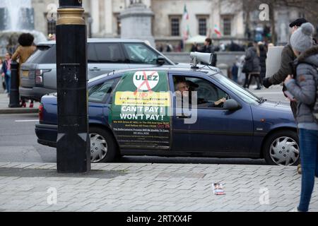 Piers Corbyn, Bruder von Jeremy Corbyn, wird während eines Protestes gegen die Erweiterung der Londoner Ultra-Low Emission Zone (ULEZ) in London gesehen. Stockfoto