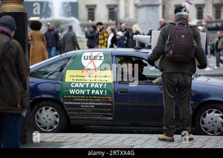 Piers Corbyn, Bruder von Jeremy Corbyn, wird während eines Protestes gegen die Erweiterung der Londoner Ultra-Low Emission Zone (ULEZ) in London gesehen. Stockfoto