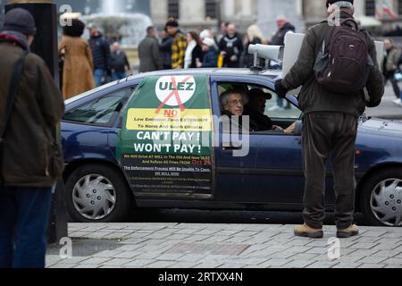 Piers Corbyn, Bruder von Jeremy Corbyn, wird während eines Protestes gegen die Erweiterung der Londoner Ultra-Low Emission Zone (ULEZ) in London gesehen. Stockfoto