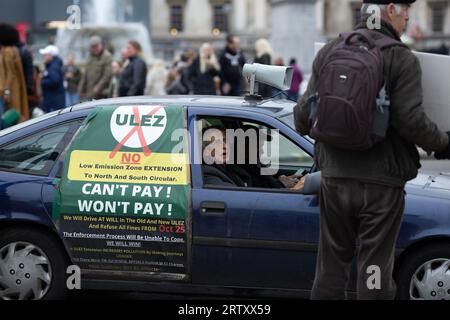 Piers Corbyn, Bruder von Jeremy Corbyn, wird während eines Protestes gegen die Erweiterung der Londoner Ultra-Low Emission Zone (ULEZ) in London gesehen. Stockfoto