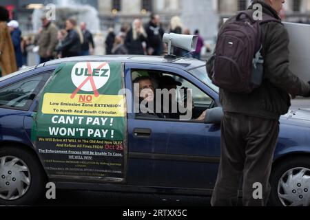 Piers Corbyn, Bruder von Jeremy Corbyn, wird während eines Protestes gegen die Erweiterung der Londoner Ultra-Low Emission Zone (ULEZ) in London gesehen. Stockfoto