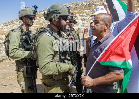 Nablus, Palästina. September 2023. Palästinensische Demonstranten streiten mit israelischen Soldaten während der Demonstration gegen israelische Siedlungen im Dorf Beit Dajan nahe der Westjordstadt Nablus. Quelle: SOPA Images Limited/Alamy Live News Stockfoto