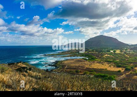 Die Landschaft im Südosten von Oahu, Hawaii, entstand durch den Ausbruch von Spalten entlang des Koko-Rifts des Ko'olau-Vulkans vor Jahrhunderten. Der 1.200 Fuß hohe Koko Stockfoto