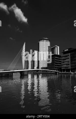 Die Media City Fußgängerbrücke ist eine schwingende Fußgängerbrücke, Salford Quays, Manchester, England Stockfoto