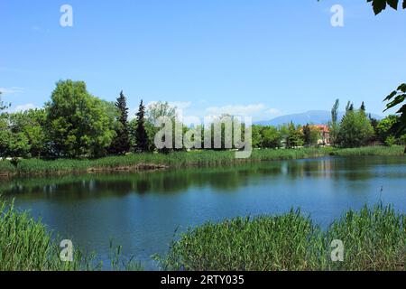 Wunderschöner blauer See im Dorf. Ivanovka. Region Ismayilli. Aserbaidschan. Stockfoto