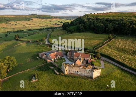 Danby Castle North York Moors National Park. Obwohl sie teilweise abgerissen und durch ihre spätere Nutzung als Farmhaus und Nebengebäude verändert wurde, a majori Stockfoto