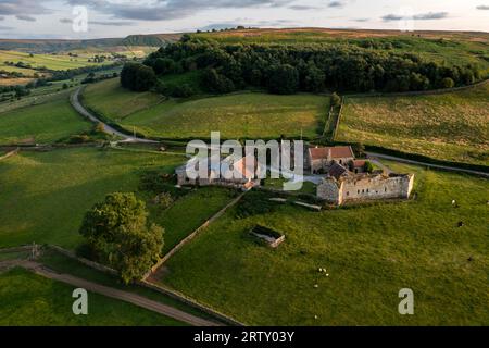 Danby Castle North York Moors National Park. Obwohl sie teilweise abgerissen und durch ihre spätere Nutzung als Farmhaus und Nebengebäude verändert wurde, a majori Stockfoto