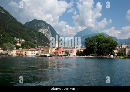 Riva, Rivale del Garda, Provinz Trient der Region Trentino-Südtirol, Italien. Blick vom See. Stockfoto