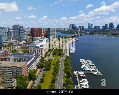 Die Boston Longfellow Bridge am Charles River verbindet das Finanzviertel Cambridge (links) und Boston (rechts), Massachusetts, USA. Stockfoto