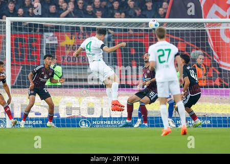 Nürnberg, Deutschland. September 2023. Fußball: 2. Bundesliga, 1. FC Nürnberg - SpVgg Greuther Fürth, Spieltag 6, Max-Morlock-Stadion. Damian Michalski (M) von Greuther Fürth punktet mit einem Kopfball, um es mit 1:0 zu schaffen. Kredit: Daniel Löb/dpa – WICHTIGER HINWEIS: gemäß den Anforderungen der DFL Deutsche Fußball Liga und des DFB Deutscher Fußball-Bund ist es untersagt, im Stadion und/oder im Spiel aufgenommene Fotografien in Form von Sequenzbildern und/oder videoähnlichen Fotoserien zu nutzen oder nutzen zu lassen./dpa/Alamy Live News Stockfoto