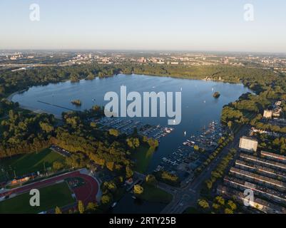 Luftdrohnen-Übersicht über die Kralingse-Pflas, Freizeitsee in Rotterdam. Stockfoto