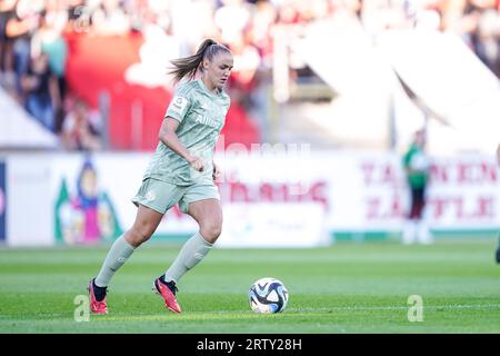 Freiburg, Deutschland. September 2023. Freiburg, 15. September 2023: Georgia Stanway (FC Bayern München, 31) steuert den Ball während des Google Pixel Frauen-Bundesliga-Fußballspiels zwischen SC Freiburg und FC Bayern München im Dreisamstadion in Freiburg. (Daniela Porcelli/SPP) Credit: SPP Sport Press Photo. Alamy Live News Stockfoto