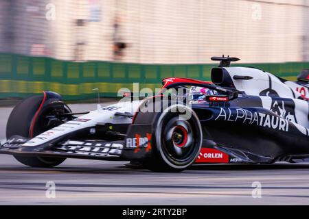 Singapur, Singapur. September 2023. Liam Lawson aus Neuseeland fährt den (40) Scuderia AlphaTauri AT04 während des Trainings vor dem F1 Grand Prix von Singapur auf dem Marina Bay Street Circuit. Quelle: SOPA Images Limited/Alamy Live News Stockfoto