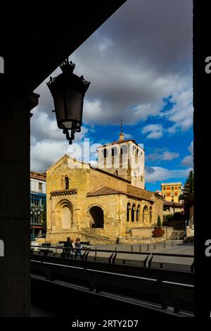 Segovia, Spanien. September, 14. 2022: Kirche Saint Clement. Romanischer Stil, erbaut zwischen dem 12. Und 13. Jahrhundert. Von den Arkaden der Ave Stockfoto