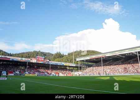 Freiburg, Deutschland. September 2023. Freiburg, 15. September 2023: Fans im Stadion während des Google Pixel Frauen-Bundesliga-Fußballspiels zwischen dem SC Freiburg und dem FC Bayern München im Freiburger Dreisamstadion. (Daniela Porcelli/SPP) Credit: SPP Sport Press Photo. Alamy Live News Stockfoto