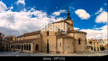 Segovia, Spanien. September, 14. 2022: Panorama der Kirche San Millan. Romanischer Stil aus dem 12. Jahrhundert Stockfoto