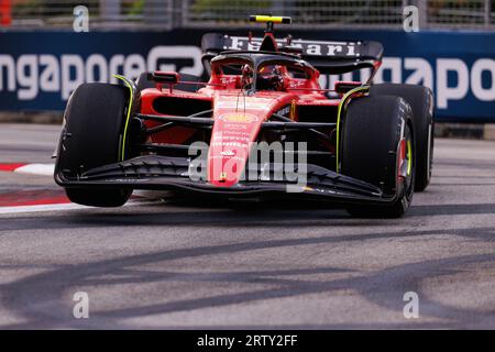 Singapur, Singapur. September 2023. Carlos Sainz aus Spanien fährt den (55) Ferrari SF-23 während des Trainings vor dem F1 Grand Prix von Singapur auf dem Marina Bay Street Circuit. Quelle: SOPA Images Limited/Alamy Live News Stockfoto