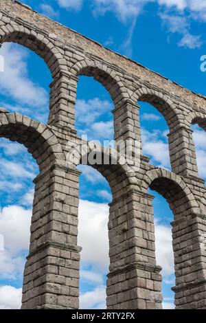 Segovia, Spanien. 14. september 2022 – etwa 28 Meter hohe Bögen im romanischen Aquädukt Segovia, erbaut um das 2. Jahrhundert Stockfoto