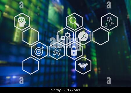 Aufnahme eines funktionierenden Rechenzentrums mit Reihen von Rack-Servern, die mit Visualisierungslinien für LAN-Verbindungen verbunden sind. Stockfoto