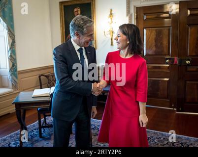 Washington, Vereinigte Staaten. September 2023. Die Bundesaußenministerin Annalena Baerbock (Buendnis 90/die Gruenen) fotografierte im Rahmen ihrer Reise nach Texas, USA. Hier bei einem Treffen mit US-Außenminister Antony blinken. Quelle: dpa/Alamy Live News Stockfoto