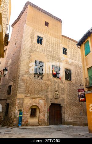 Segovia, Spanien. 14. september 2022 – Fassade des Palastes von Cascales, oder des Grafen von Alpuente, mit typischem segowischem Sgraffito, im Mudejar-styl Stockfoto