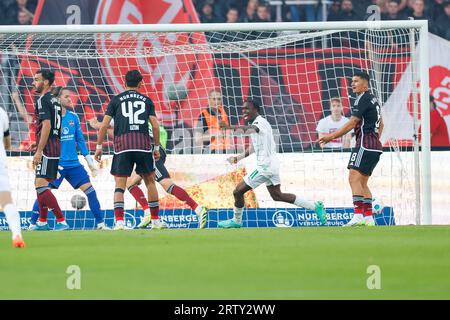 Nürnberg, Deutschland. September 2023. Fußball: 2. Bundesliga, 1. FC Nürnberg - SpVgg Greuther Fürth, Spieltag 6, Max-Morlock-Stadion. Fürths Dickson Abiama (Mitte) feiert seinen Kopfball mit 1:0. Kredit: Daniel Löb/dpa – WICHTIGER HINWEIS: gemäß den Anforderungen der DFL Deutsche Fußball Liga und des DFB Deutscher Fußball-Bund ist es untersagt, im Stadion und/oder im Spiel aufgenommene Fotografien in Form von Sequenzbildern und/oder videoähnlichen Fotoserien zu nutzen oder nutzen zu lassen./dpa/Alamy Live News Stockfoto