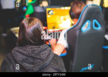 Gamerin, Cyber-Sport-E-Sport-Turnier, professionelle Mädchen-Gamer, Nahaufnahme der Spielerhand auf der Tastatur, Knopfdruck, in der Cyber-Spiele Arena Stockfoto