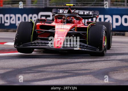 Singapur, Singapur. September 2023. Carlos Sainz aus Spanien fährt den (55) Ferrari SF-23 während des Trainings vor dem F1 Grand Prix von Singapur auf dem Marina Bay Street Circuit. (Foto: George Hitchens/SOPA Images/SIPA USA) Credit: SIPA USA/Alamy Live News Stockfoto