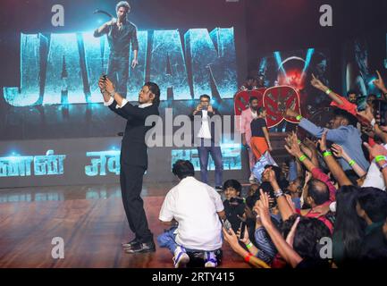 Mumbai, Maharashtra, Indien. September 2023. Bollywood-Superstar Shah Rukh Khan macht ein Foto mit seinen Fans während einer Veranstaltung, um den Erfolg seines Films „Jawan“ in Mumbai, Indien, am 15. September 2023 zu feiern. (Bild: © Niharika Kulkarni/ZUMA Press Wire) NUR REDAKTIONELLE VERWENDUNG! Nicht für kommerzielle ZWECKE! Quelle: ZUMA Press, Inc./Alamy Live News Stockfoto