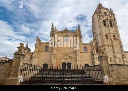 Segovia, Spanien. September, 14. 2022: Kathedrale unserer Lieben Frau von der Himmelfahrt und von San Frutos. Erbaut zwischen dem 16. Und 18. Jahrhundert. UNESCO Wor Stockfoto