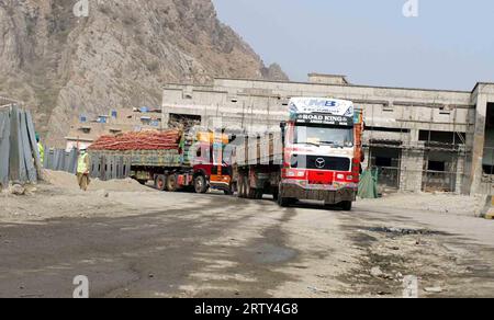 Der Handelsbetrieb wurde nach der Wiedereröffnung der Torkham-Grenze am Freitag, den 15. September 2023, in Landikotal wiederhergestellt. Der wichtigste Landübergang an der Grenze zwischen Afghanistan und Pakistan wurde am Freitag nach einer Schließung von neun Tagen nach den Erschießungen zwischen den Wärtern auf beiden Seiten wieder eröffnet. Stockfoto