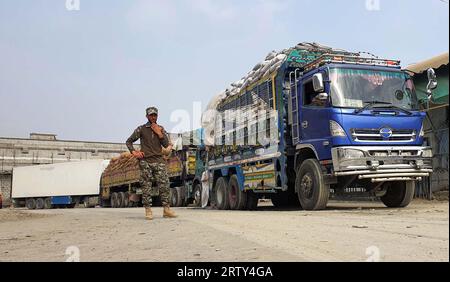 Der Handelsbetrieb wurde nach der Wiedereröffnung der Torkham-Grenze am Freitag, den 15. September 2023, in Landikotal wiederhergestellt. Der wichtigste Landübergang an der Grenze zwischen Afghanistan und Pakistan wurde am Freitag nach einer Schließung von neun Tagen nach den Erschießungen zwischen den Wärtern auf beiden Seiten wieder eröffnet. Stockfoto