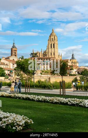 Segovia, Spanien. September, 14. 2022: Belltower und Kuppel der Kathedrale unserer Lieben Frau von der Himmelfahrt und von San Frutos. Turm von Saint Martin Churc Stockfoto