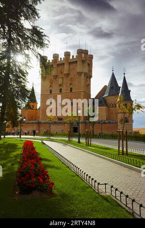 Segovia, Spanien. 14. September 2022 – Alcazar von Segovia aus den öffentlichen Gärten auf dem Platz der Königin Victoria Eugenia. Die Festung wurde im 12-t-Lauf gebaut Stockfoto