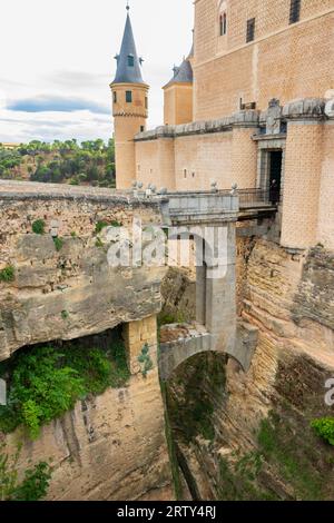 Segovia, Spanien. 14. September 2022 - Zugang zum Schloss oder Alcazar von Segovia, über den Schutzgraben. Die Festung wurde im 12. Jahrhundert erbaut Stockfoto