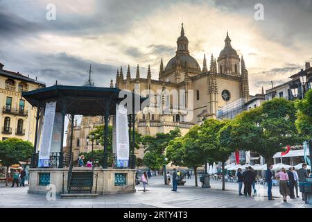 Segovia, Spanien. September, 14. 2022 - Kathedrale von Segovia. Erbaut zwischen dem 16. Und 18. Jahrhundert. UNESCO-Weltkulturerbe. Kiosk oder Pavillon, in Th Stockfoto