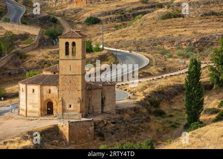 Segovia, Spanien. September, 14. 2022: Kirche des Wahren Kreuzes, erbaut von den Tempelrittern im 13. Jahrhundert, im romanischen Stil. Von der Alcáza Stockfoto