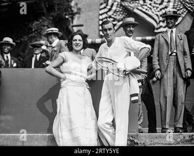 Die New Yorker Tennismeisterin Suzanne Lenglen („La Divine“) aus dem Jahr 1922, eine der weltweit ersten berühmten Athleten, posiert mit ihrem Spielerkollegen Bill Tilden während des Davis Cup in New York. Stockfoto