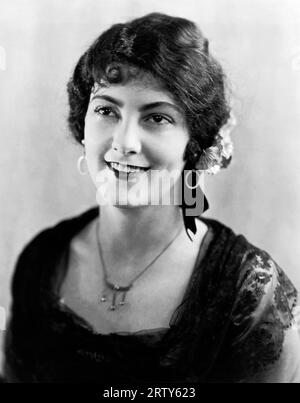 Hollywood, Kalifornien, um 1926 Ein Porträt der Schauspielerin Barbara Bedford, als sie Tumbleweeds mit dem Schauspieler William S. Hart drehte. Stockfoto