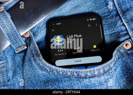 Madrid, Spanien 09 12 2023: Handy in einer Jeanstasche mit der Lidl Supermarkets App Stockfoto